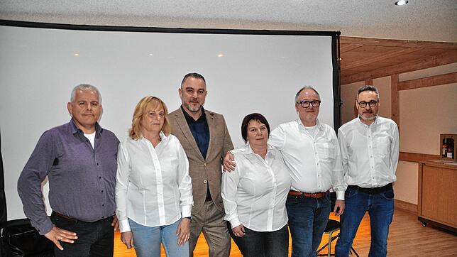 Der Vorstand des DRK-Ortsvereins Blumberg (von links): Mirko Theel, Sabine Eichler, Markus Keller und Petra Wölfle sowie die beiden ...