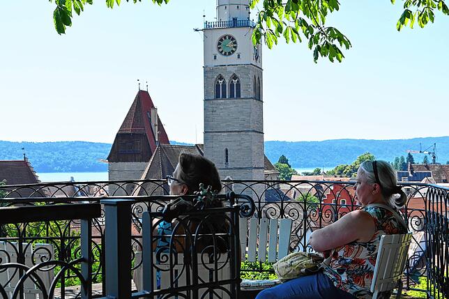 Stefanie Schulz und Claudia Pieperbeck aus dem Ruhrgebiet genießen den Blick auf Überlingen im Schatten der Bäume des Museumsgartens.