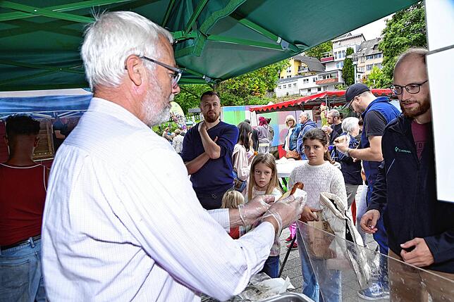 Ob eine Wurst auf die Hand wie hier von Thomas Kieninger (links) serviert, oder Produkte für zu Hause, beim Naturparktmarkt haben die ...