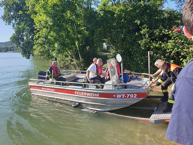 Auch die Feuerwehr Wehr war mit einem Boot im Einsatz.