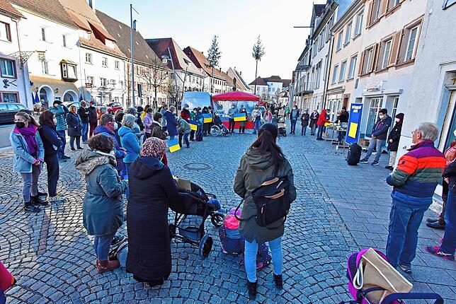 Mahnwache für die Ukraine am Hüfinger Rathaus: Rund 50 Personen versammelten sich am Donnerstagnachmittag in der Hüfinger Innenstadt.
