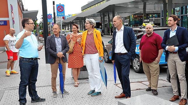 Mobilitätsmanager Axel Huber erklärt dem SPD-Landtagsabgeordneten Hans-Peter Storz, Radverkehrsbeauftragter Petra Jacobi, ...