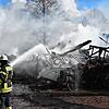 Am Dienstag sind Feuerwehrleute den ganzen Tag damit beschäftigt, Glutnester zu löschen.