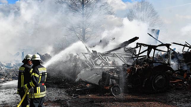 Am Dienstag sind Feuerwehrleute den ganzen Tag damit beschäftigt, Glutnester zu löschen.
