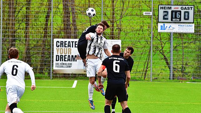 Siebtes Saisontor: Schon nach fünf Minuten traf Richard Geyland (vorn, im Kopfballduell) zur Führung für den FC Wittlingen beim ...
