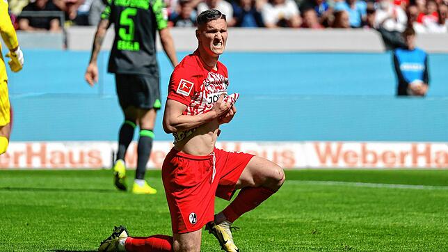 Bitter für den SC Freiburg: Roland Sallai rutscht beim Elfmeter in der 87. Minute aus und verpasst damit die 2:1-Führung für die Breisgauer.