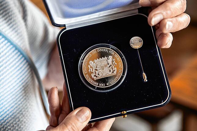 Das Bayerische Innenministerium ehrte Marlene Bayer 2023 mit der Medaille für Verdienste um die innere Sicherheit.