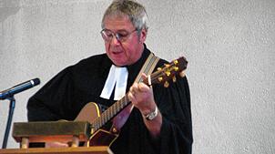 In seinem ersten Gottesdienst in Zell übt Pfarrer Rathgeber mit den Besuchern ein modernes Lied ein. Bild: Eva Wollweber