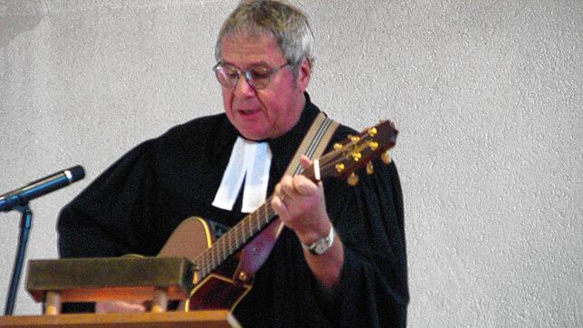 In seinem ersten Gottesdienst in Zell übt Pfarrer Rathgeber mit den Besuchern ein modernes Lied ein. Bild: Eva Wollweber