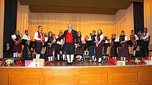 Die Mitglieder des Musikvereins Todtmoos-Weg unter der Leitung von Robert Faller holen sich beim Jahreskonzert ihren verdienten Applaus ...