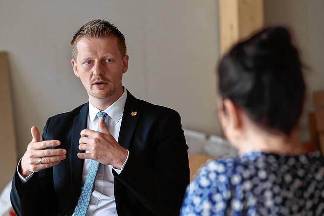 OB Simon Gröger erklärt, wie er die städtischen Finanzen in den kommenden Jahren gestalten möchte.