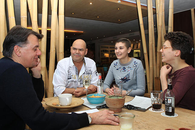 Gespräch im Litzelstetter Ko'Ono über Gott und die Welt: SÜDKURIER-Redakteur Andreas Schuler, Mäx Kessler, Julia Capellino und Isabel ...
