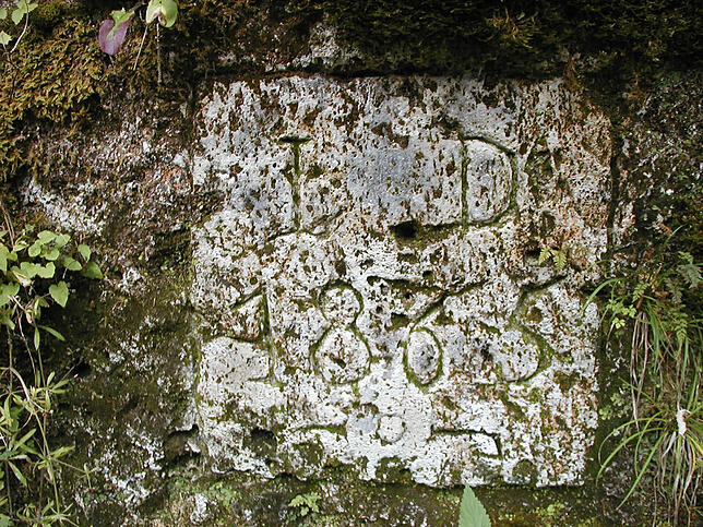 „I. D. 1865“: Die Initialen von Josef Däschle an der Felswand im Schrofenwald, wo er 1865 mit Urgewalt einen Weg zur ...