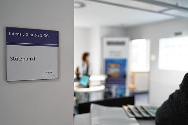 Am Stützpunkt im ersten Obergeschoss leiten die Mitarbeiter die neue Intensiv-Station.