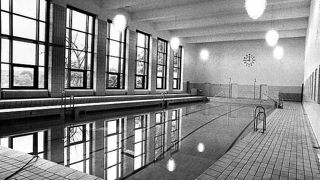 (Archivbild) Ein Bild bald nur noch fürs Museum? Das Hallenbad am Konstanzer Seerhein blickt auf eine lange Geschichte zurück, ist in ...