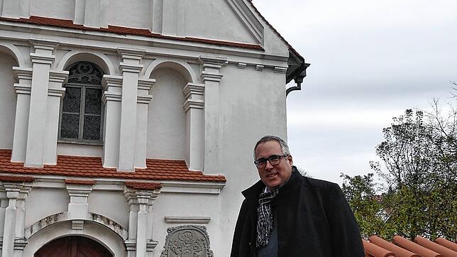 Andreas Sturm, alt-katholischer Pfarrer der Gemeinden Singen und Sauldorf-Meßkirch, vor der Liebfrauenkirche, in der die alt-katholische ...