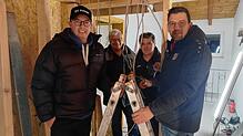 Das Vereinsheim das SV Aasen ist aktuell eine kleine Baustelle. Der Vize-Vorsitzende Matthias Reddemann, Hans-Peter Rolle, Martin ...