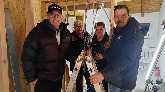 Das Vereinsheim das SV Aasen ist aktuell eine kleine Baustelle. Der Vize-Vorsitzende Matthias Reddemann, Hans-Peter Rolle, Martin ...