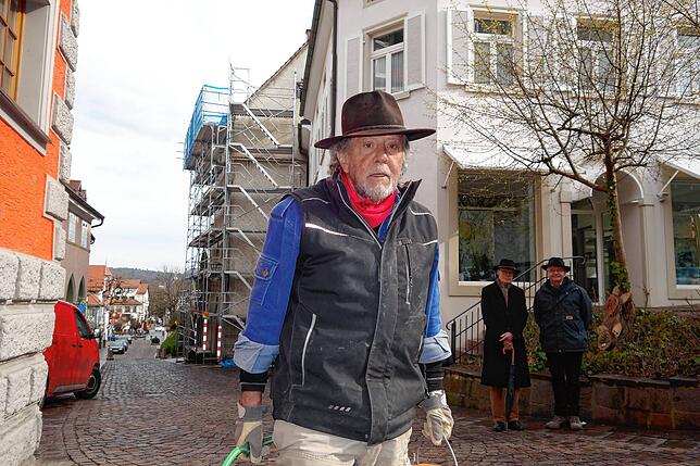 Künstler Gunter Demnig bei der Verlegung der ersten sieben Stolpersteine in Engen.