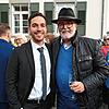 Christoph Stolz nach seinem Wahlsieg mit seinem Vater Rainer Stolz. Beide sind nun Bürgermeisterkollegen.