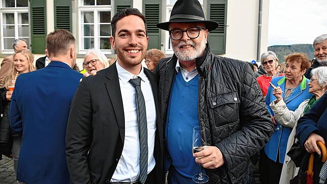 Christoph Stolz nach seinem Wahlsieg mit seinem Vater Rainer Stolz. Beide sind nun Bürgermeisterkollegen.