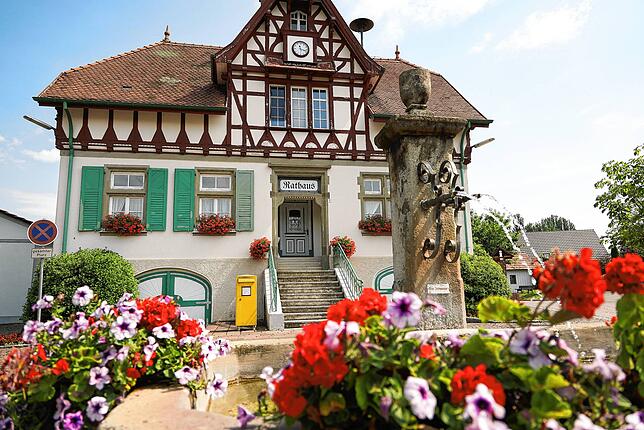 Hübsch anzusehen: das alte Rathaus in Iznang