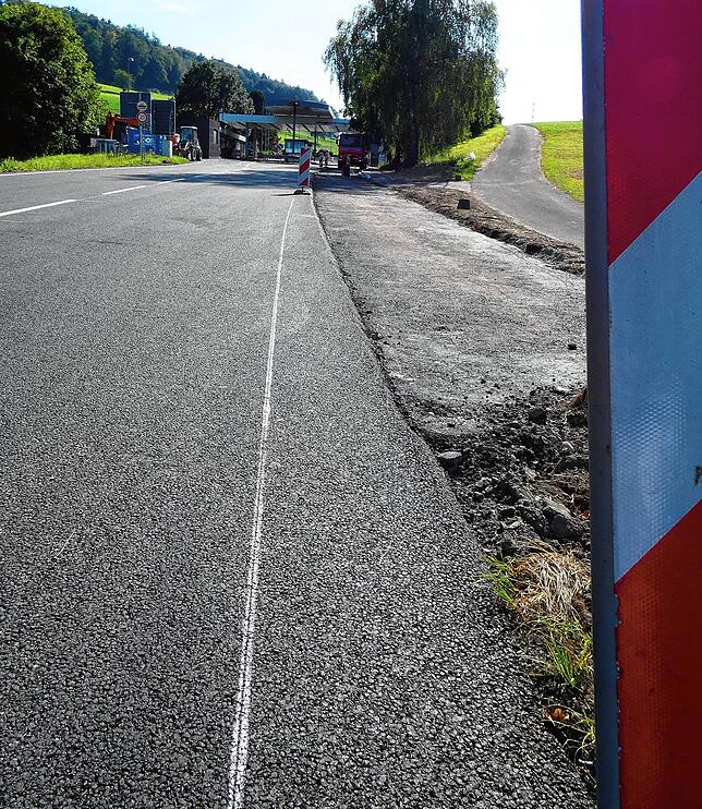 Blick zum Zollamt, am rechten Bildrand der neue lange Haltestreifen.