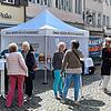 Die Omas gegen Rechts machen mit einem Stand auf der Hofstatt auf das Grundgesetz aufmerksam.