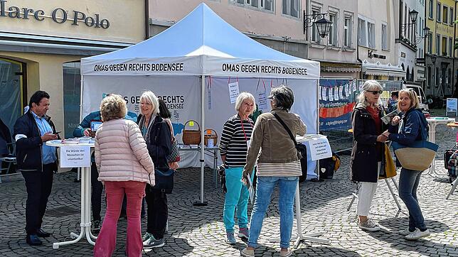 Die Omas gegen Rechts machen mit einem Stand auf der Hofstatt auf das Grundgesetz aufmerksam.