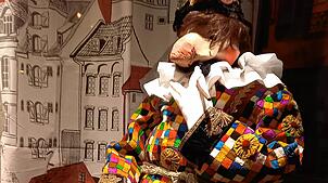 Ernst Rueb wartet ungeduldig auf den Start der Laufenburger Fasnacht – und auf die Hose seines Gwändles. Sowohl Plätzle-Häs als auch Hut ...