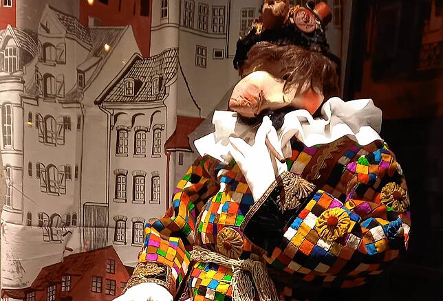 Ernst Rueb wartet ungeduldig auf den Start der Laufenburger Fasnacht – und auf die Hose seines Gwändles. Sowohl Plätzle-Häs als auch Hut ...