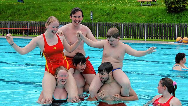 Spaß und Spannung im und am Wasser versprechen DLRG und Förderverein beim Schwimmbadfest. Foto: Cornelia Liebwein
