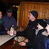 Jacqueline von Ow, Anna-Lena Haag und Rainer Hößler (von rechts) am Stand des Musikvereins Deggenhausen-Lellwangen geben Glühwein und ...