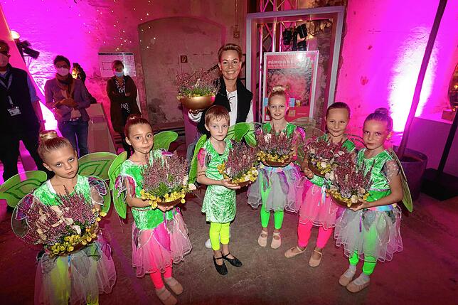 Dienstag, 18.10 Uhr: Die kleinen Schmetterlinge der Ballett-Gruppe der Musicalschule Bodensee erhalten für ihre Aufführung Blumengeschenke.