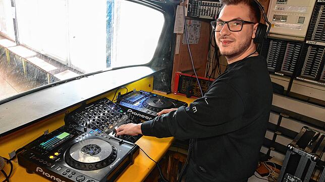 Sein Arbeitsplatz ist hinterm Mischpult. Im Jugendhaus in St. Georgen hat Niklas Kuntz erste Erfahrungen als DJ gesammelt.