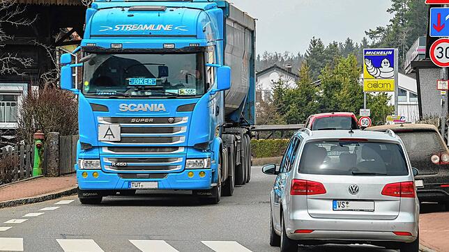 Wegen des durch die Peterzeller Ortsmitte rollenden Schwerlastverkehr macht sich ein Bürger Sorgen um die Sicherheit der Schulkinder. Er ...