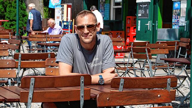 Der 38-jährige Stefan Stärr hat den bekannten Fischbacher Biergarten 2020 von seinen Eltern Roland und Christine Stärr übernommen. Er ...