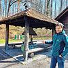 Stadtförster Jörn Burger weist an der Grillhütte am Wanderparkplatz Schweppenen auf die gemauerte und überdachte Grillstelle. Nur dort ...