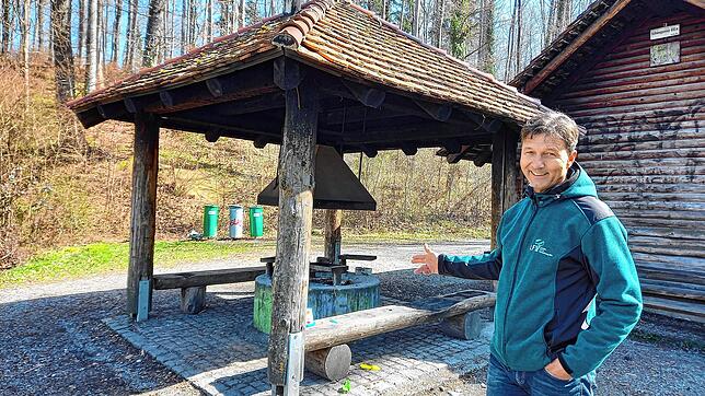 Stadtförster Jörn Burger weist an der Grillhütte am Wanderparkplatz Schweppenen auf die gemauerte und überdachte Grillstelle. Nur dort ...
