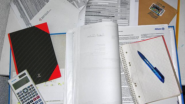Zu den Aufgaben der Berufsbetreuer gehört Hilfe im Papierkrieg mit Ämtern, Banken und Versicherungen. Bild: Heinz Huber