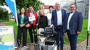 Freuen sich über ein Stück mehr Barrierefreiheit auf der Höri (von links): Hannah Hirt (Regio Konstanz-Bodensee-Hegau), Eric Hueber ...