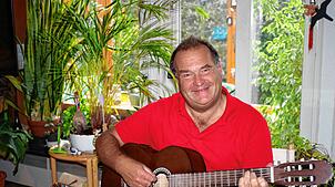 Vor 25 Jahren hat Musik-Allrounder Gottfried Hummel eine Musikschule ins Leben gerufen, in der jeder – egal welchen Alters – ein ...