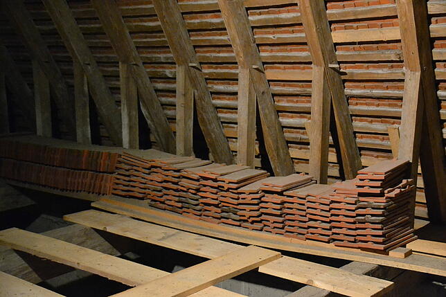 Die Dachwerke des Salemer Münsters sind außergewöhnlich gut erhalten. Die Dachlattung, an der die Ziegel mit ihren Nasen befestigt sind, ...