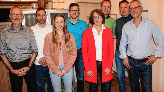 Die Verantwortlichen des Tennisclubs von links: Thomas Volz, Jens Moses, Carolin Szymanski, Patrick Kreuz, Monika Thoma, Hannes ...