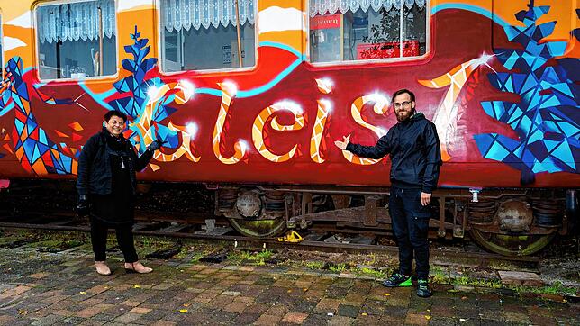 Sie freuen sich über das neue Farbkleid des Eisenbahnwagons beim Brigachtaler Festplatz, Wirtin Mirella Fanelli (links) und ...