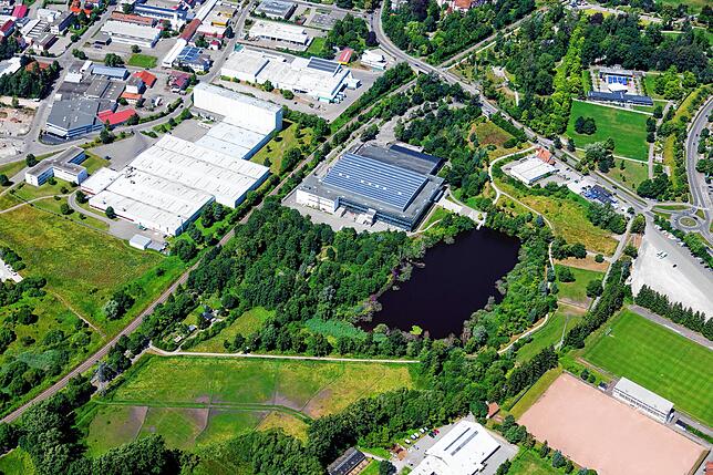 Die Helios-Arena (graues Dach) wurde umfassend umgebaut. Die Fans erleben an diesem ersten September Wochenende die neue ...