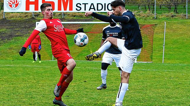 Bei diesem Zweikampf kam Jonas Schulz (SV Deggenhausertal, links) gegen Jonas Gnädig (SV Worblingen) zu spät. Dennoch reichte den ...