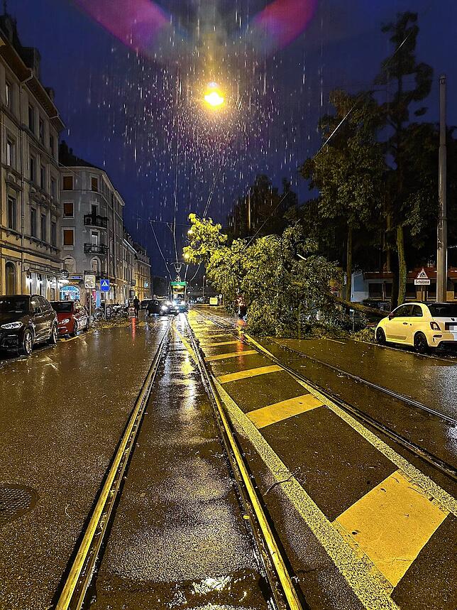 Einsätze in Basel während des Gewitters am 11. Juli 2023.