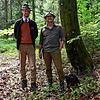 Leopold von Schönau-Wehr (links) und Förster Daniel Franz führen durch den Wald, der ab Frühjahr 2024 zum Bestattungswald wird. Eine ...