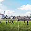 So sieht die Vision aus: In geradezu malerischer Kulisse soll das Haus der Vereine (hinten rechts im Bild) entstehen.